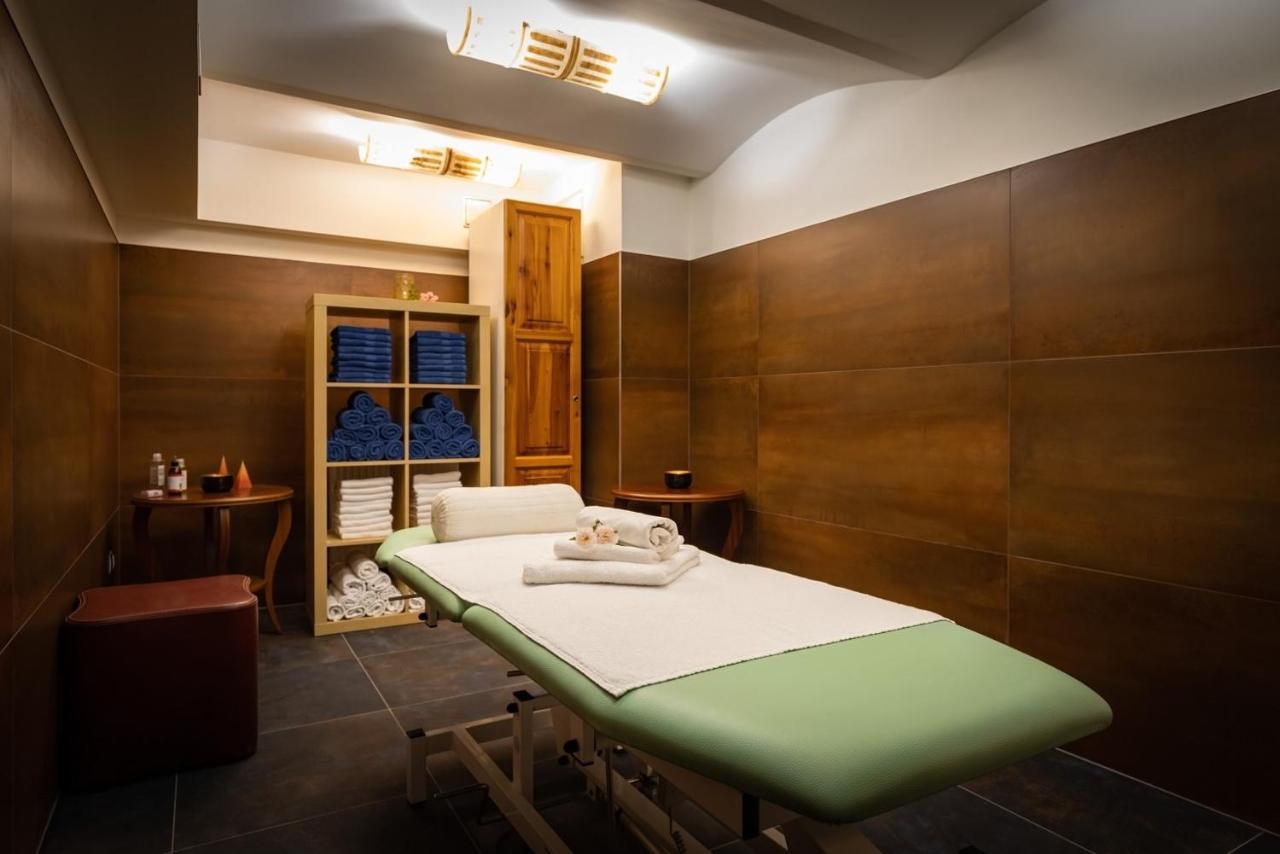 Active & Wellness Hotel Subterra Ostrov  Extérieur photo